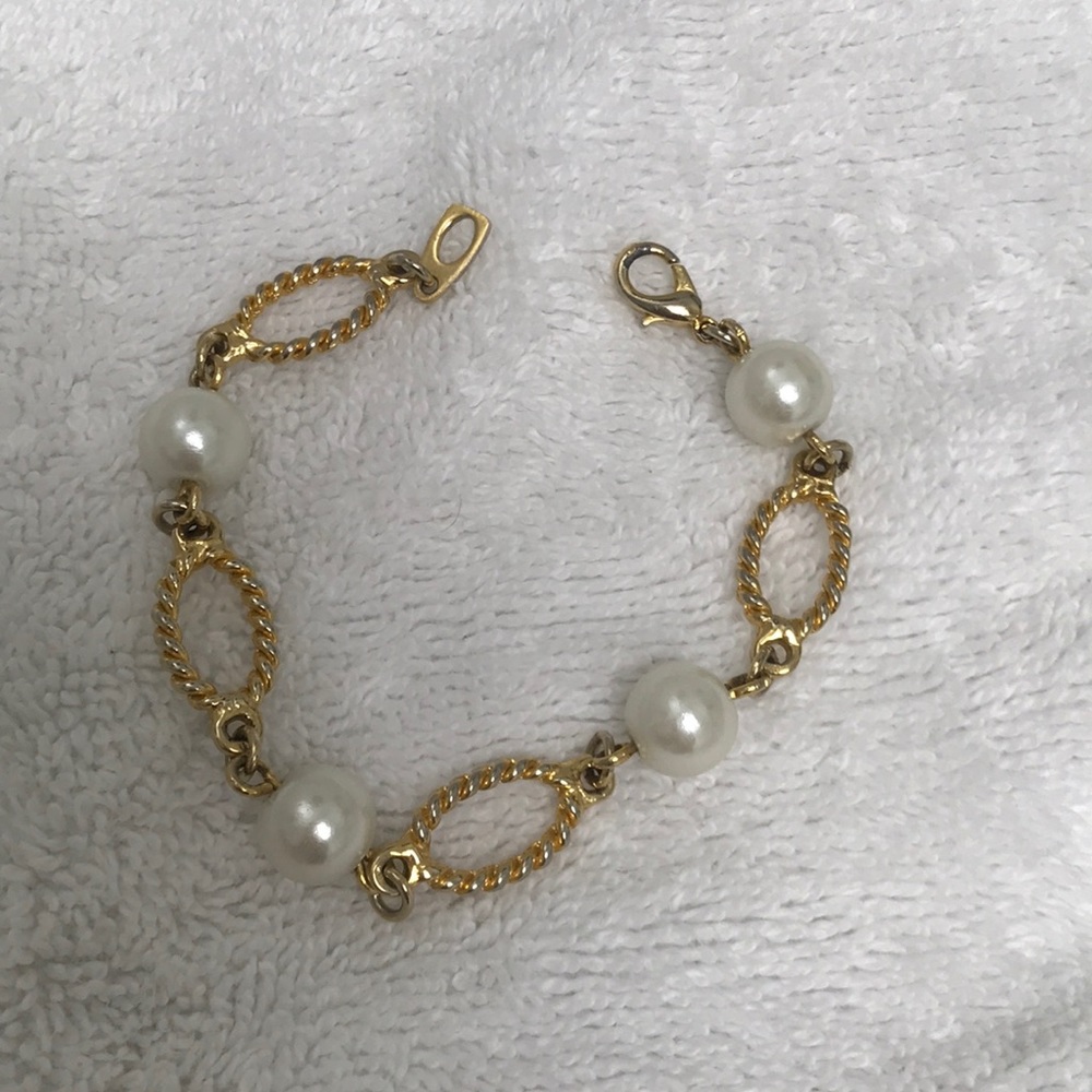 Pearl and Gold Tone Clasp Bracelet